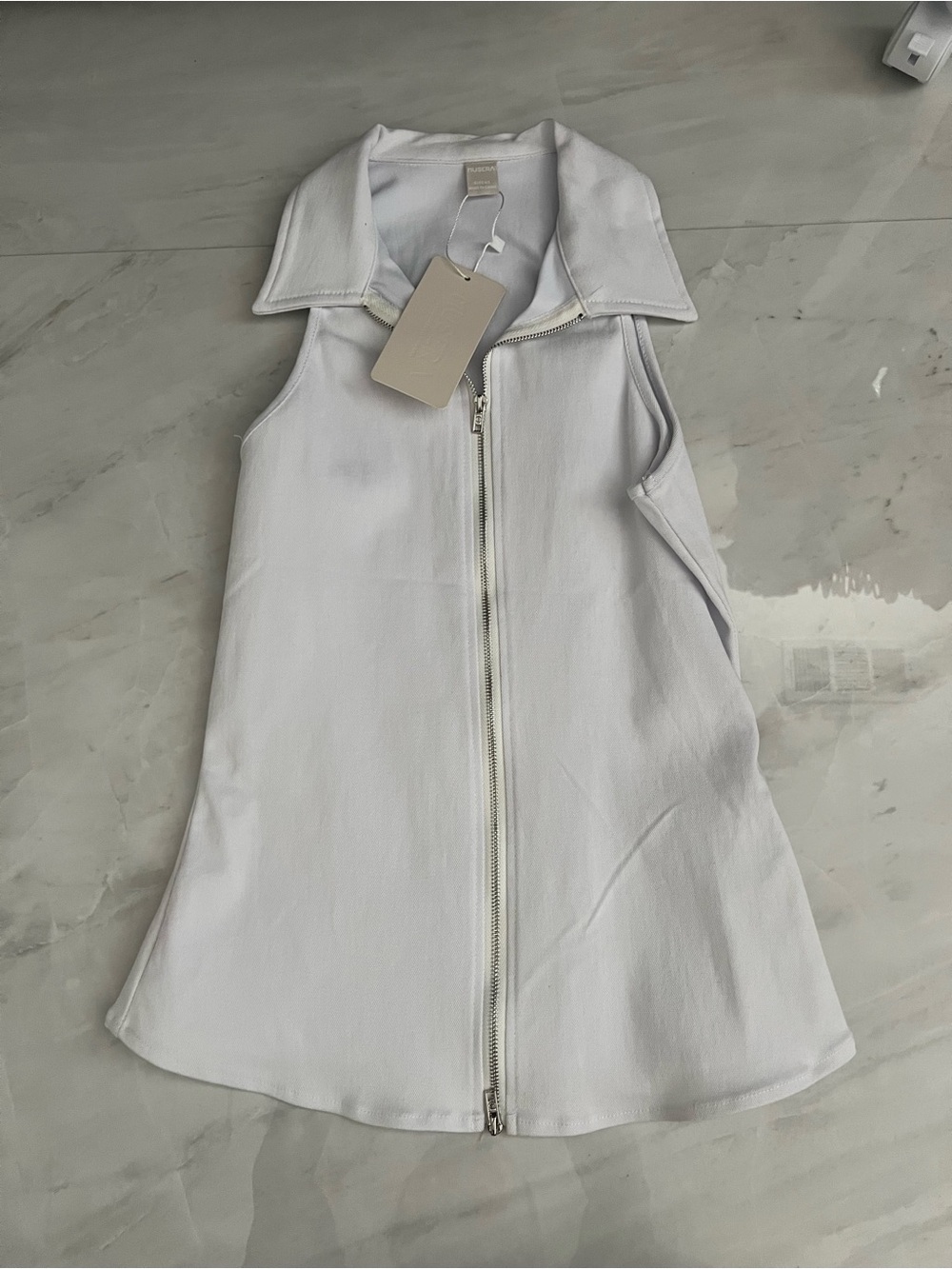 Musera White leather vest with zipper closure